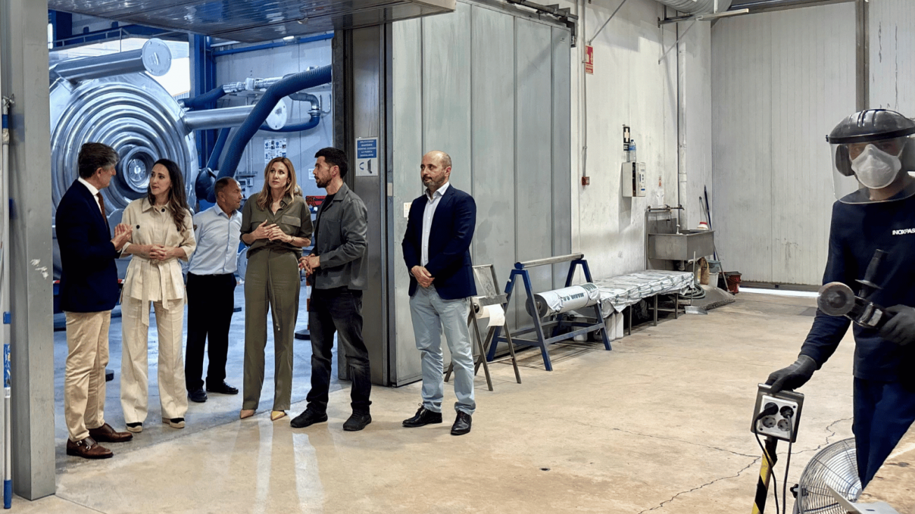 La consejera de Empresa, Empleo y Econom&iacute;a Social, Marisa L&oacute;pez Arag&oacute;n, durante la visita a las instalaciones de Inoxpaser - CARM