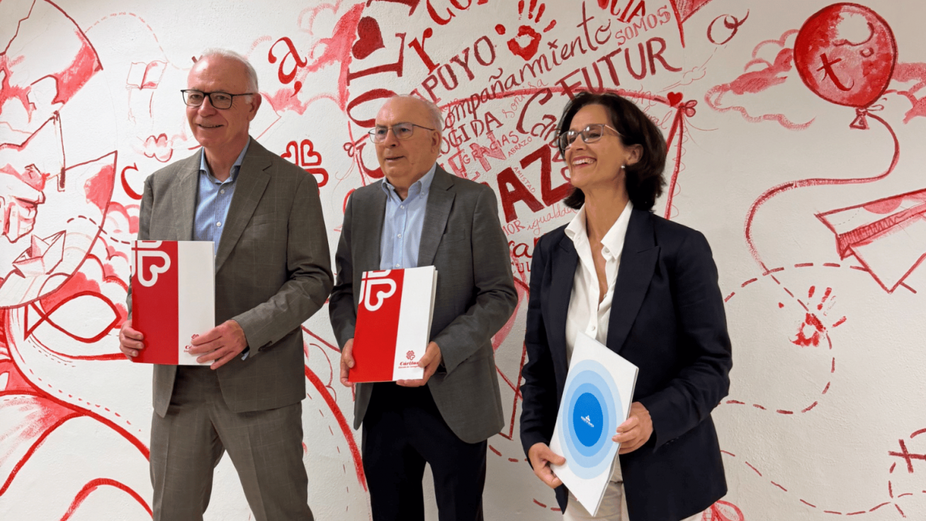 Antonio Navarro, Inmaculada Serrano y Jos&eacute; Antonio Planes, durante la firma del convenio entre Aguas de Murcia y C&aacute;ritas Di&oacute;cesis de Cartagena - AYTO. DE MURCIA