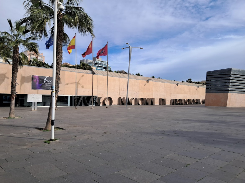 El paseo mar&iacute;timo frente al ARQUA, a mediod&iacute;a. A cien metros, en sentido contrario, centenares de cruceristas recorr&iacute;an la ciudad. El museo y el paseo: vac&iacute;os.