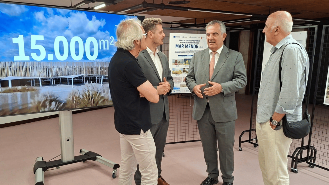 El consejero de Medio Ambiente, Universidades, Investigación y Mar Menor, Juan María Vázquez, junto al decano del Colegio Oficial de Arquitectos de la Región de Murcia, Arturo García, y los arquitectos ganadores - CARM El consejero de Medio Ambiente, Universidades, Investigación y Mar Menor, Juan María Vázquez, junto al decano del Colegio Oficial de Arquitectos de la Región de Murcia, Arturo García, y los arquitectos ganadores - CARM