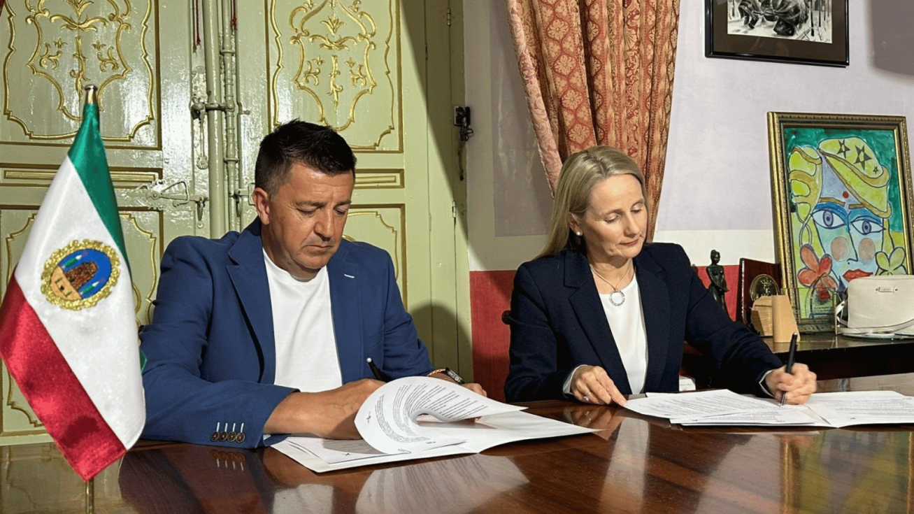 Firma del acuerdo para aprobar el Presupuesto Municipal de Ceheg&iacute;n 2026 entre la alcaldesa, Alicia del Amor, y el portavoz municipal de X Ceheg&iacute;n, Antonio Dur&aacute;n - AYUNTAMIENTO DE CEHEG&Iacute;N
