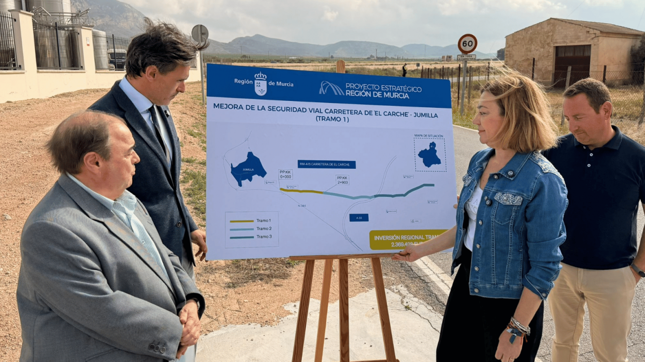 El consejero de Fomento e Infraestructuras, Jorge Garc&iacute;a Montoro, junto a la alcaldesa de Jumilla, Seve Gonz&aacute;lez, y el director general de Carreteras, Francisco Carrillo - CARM