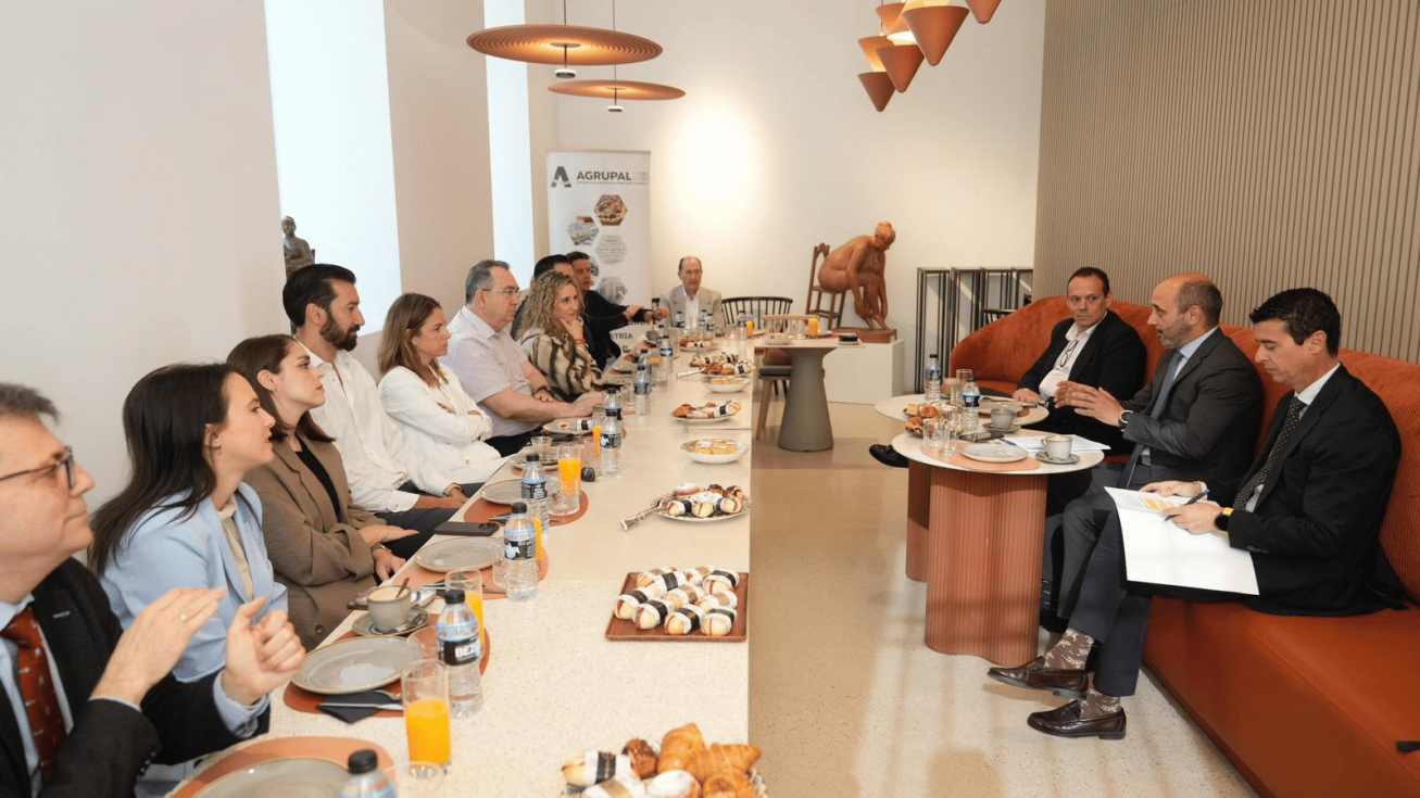 El director general del Info, Joaqu&iacute;n G&oacute;mez, explica a los asistentes al desayuno de Agrupal la internacionalizaci&oacute;n estrat&eacute;gica del Gobierno regional - CARM
