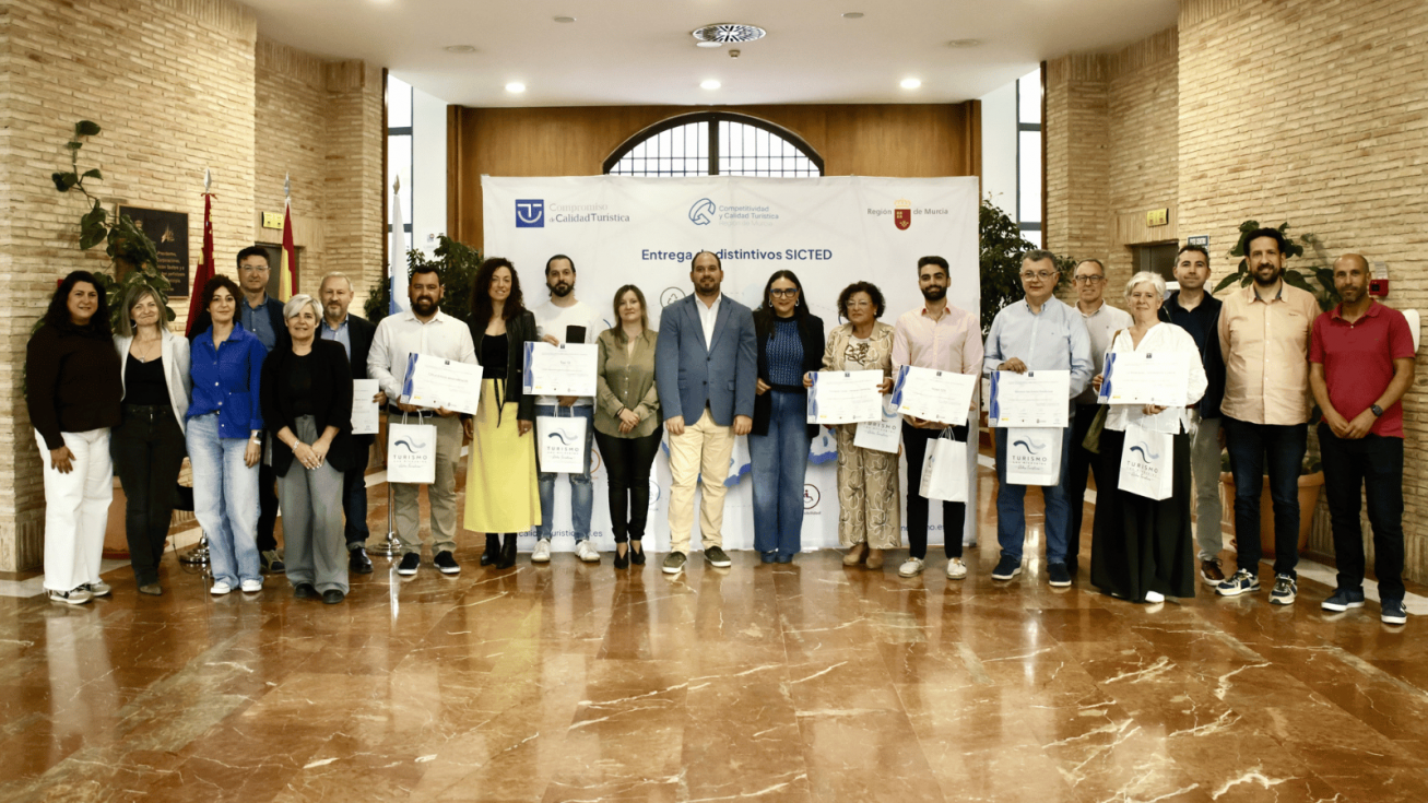 Entrega de distintivos del Sistema Integral de Calidad Tur&iacute;stica Espa&ntilde;ola en Destino (Sicted) en Los Alc&aacute;zares - CARM
