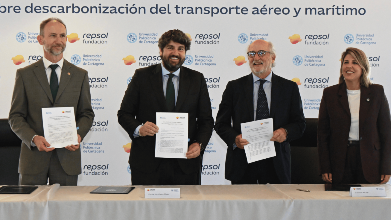 El presidente Fernando L&oacute;pez Miras junto al presidente de Repsol, Antonio Brufau, el rector de la UPCT, Mathieu Kessler y la alcaldesa de Cartagena, Noelia Arroyo
