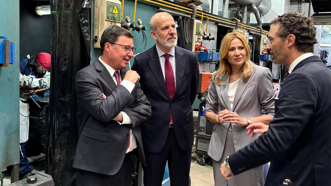 La consejera Marisa López Aragón, dialoga con el presidente de Fremm, Alfonso Hernández; el consejero de Economía, Empleo y Transformación Digital de Extremadura, Guillermo Santamaría; y el presidente de Aspremeta La consejera Marisa López Aragón, dialoga con el presidente de Fremm, Alfonso Hernández; el consejero de Economía, Empleo y Transformación Digital de Extremadura, Guillermo Santamaría; y el presidente de Aspremeta