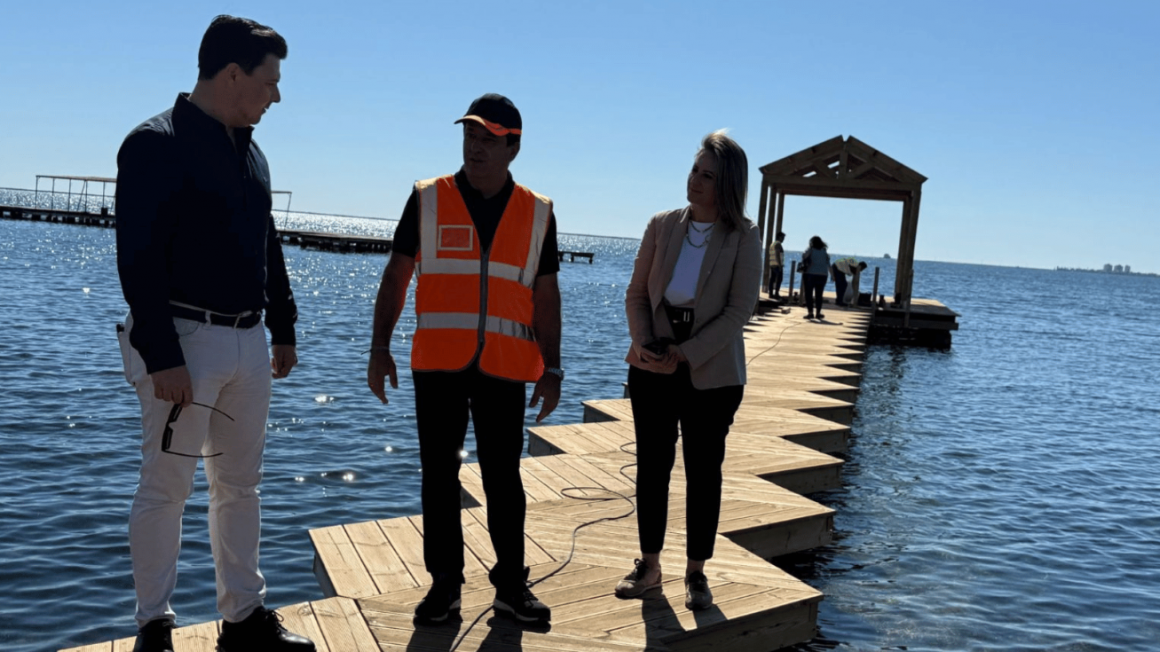 El alcalde de San Javier, Jos&eacute; Miguel Luengo, y la concejala de Turismo y Playas, Est&iacute;baliz Masegosa, durante la visita a las obras del Balneario de Viudes en Santiago de la Ribera - Ayto. de San Javier