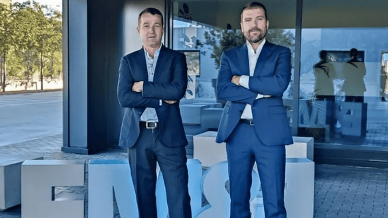 &Aacute;ngel Escribano, presidente de Indra y Javier Escribano, presidente de EM&E - Europa Press