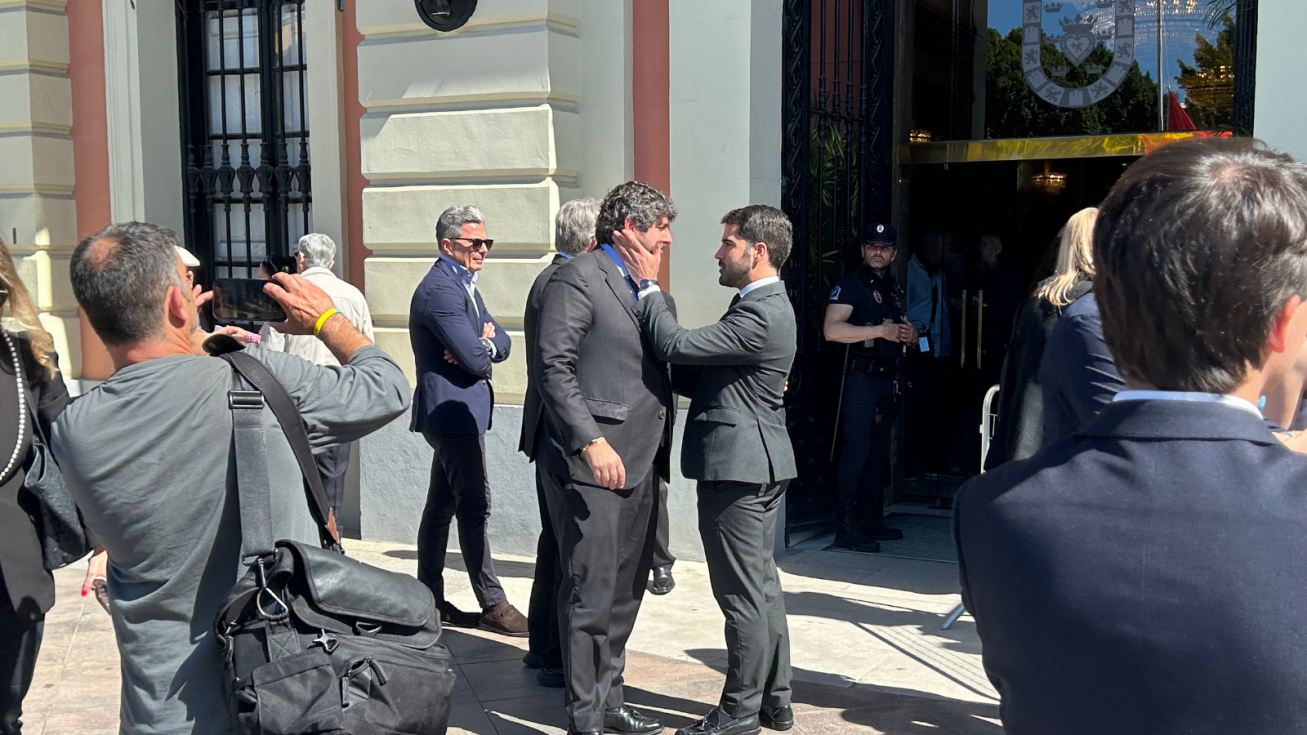 El presidente de la Regi&oacute;n de Murcia, Fernando L&oacute;pez Miras, junto al concejal de Murcia, Diego Avil&eacute;s.
