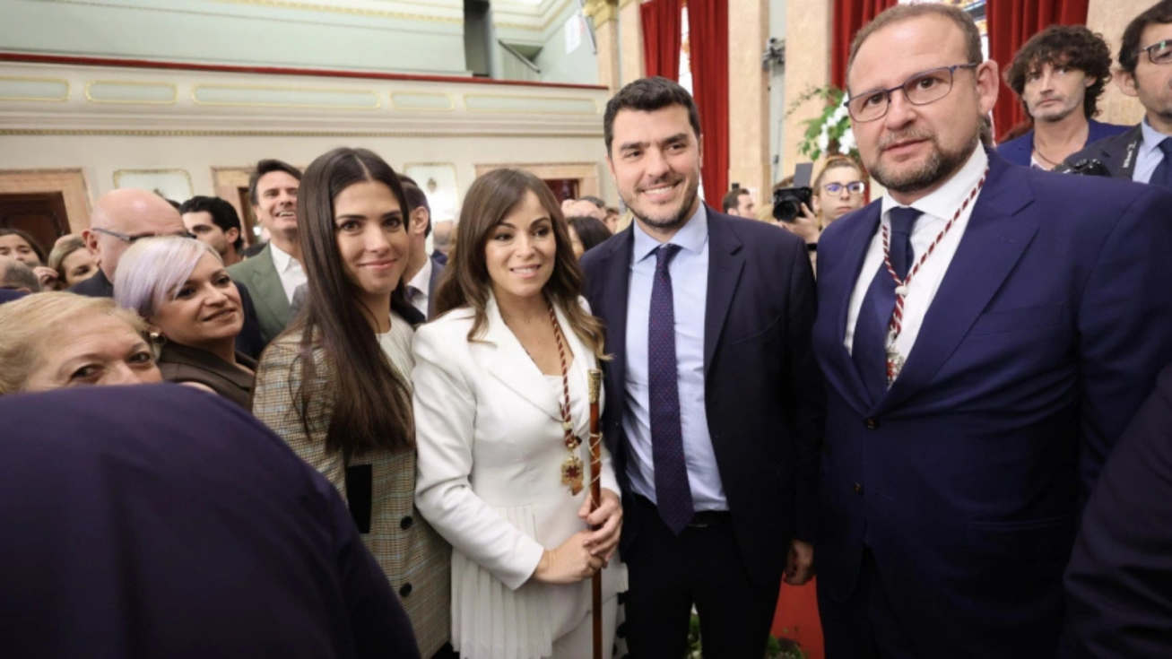 Rebeca Pérez junto a a su primer teniente de alcalde, José Guillén. Rebeca Pérez junto a a su primer teniente de alcalde, José Guillén.