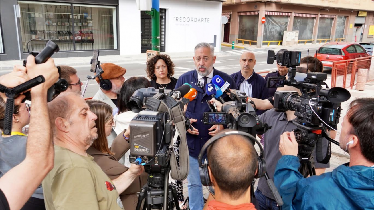 El alcalde de Santomera, V&iacute;ctor Mart&iacute;nez, comparece ante los medios de comunicaci&oacute;n.