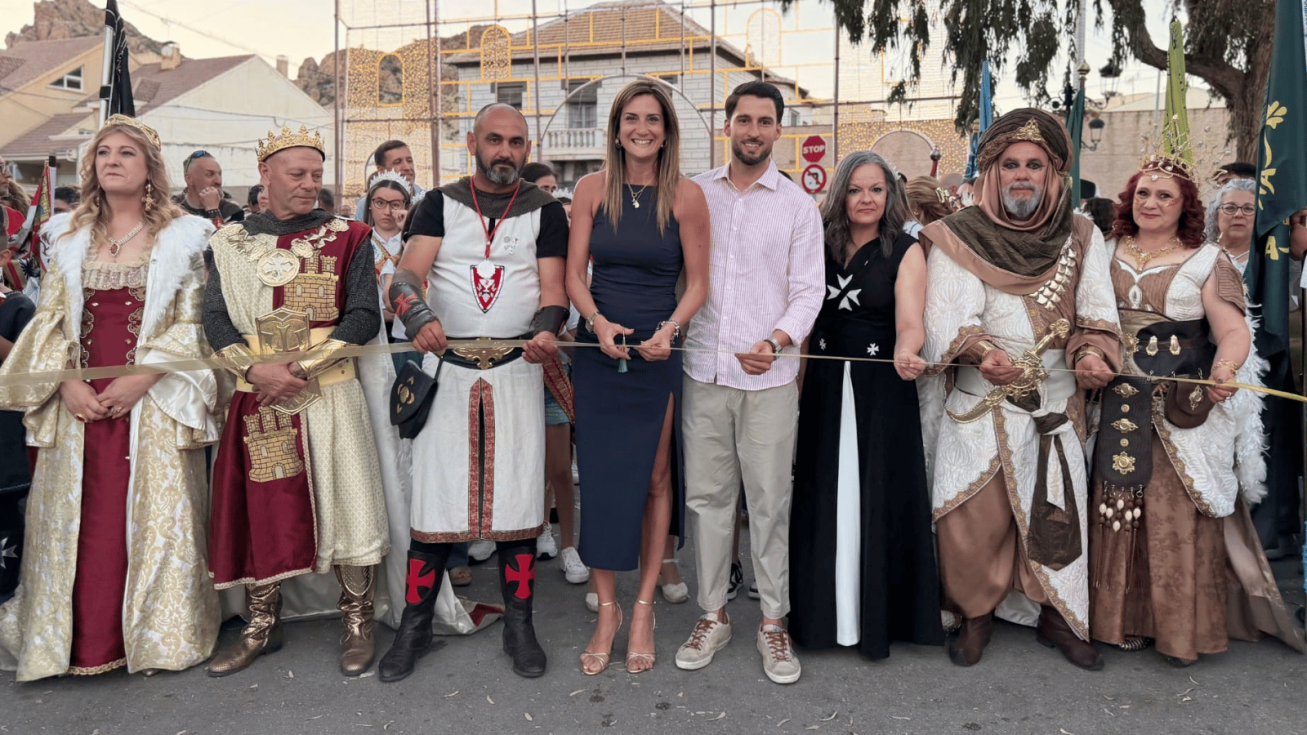 La alcaldesa de Archena y el presidente de la Junta Central de Moros y Cristianos cortan la cinta inaugural campamento