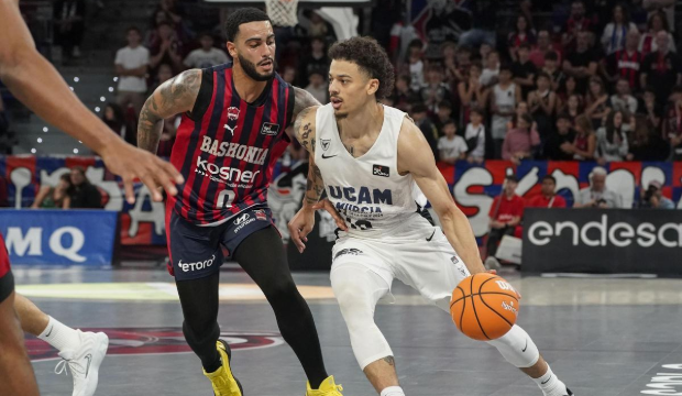 Jonah Radebaugh atacando a Markus Howard en la derrota del curso pasado / EFE