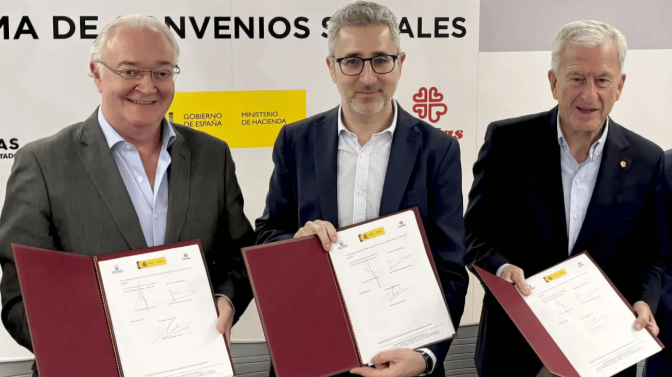 El presidente de SELAE, Jes&uacute;s Huerta; el ministro Arcadi Espa&ntilde;a, y el presidente de C&aacute;ritas Espa&ntilde;ola, Manuel Bret&oacute;n -  EFE