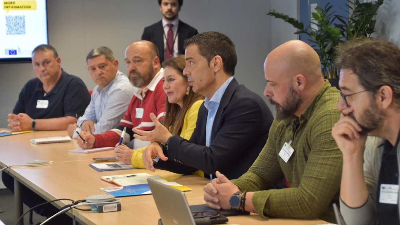 Los eurodiputados murcianos, Maravillas Abad&iacute;a y Marcos Ros, reciben al Comit&eacute; de Empresa de Sabic en el Parlamento Europeo.
