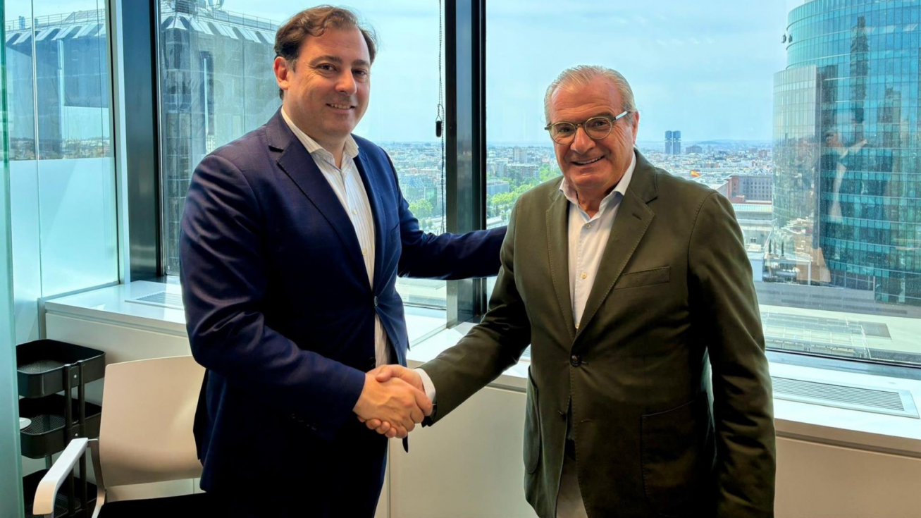 Jos&eacute; Celedonio y Luis Mart&iacute;nez de Salas, tras la firma del acuerdo.