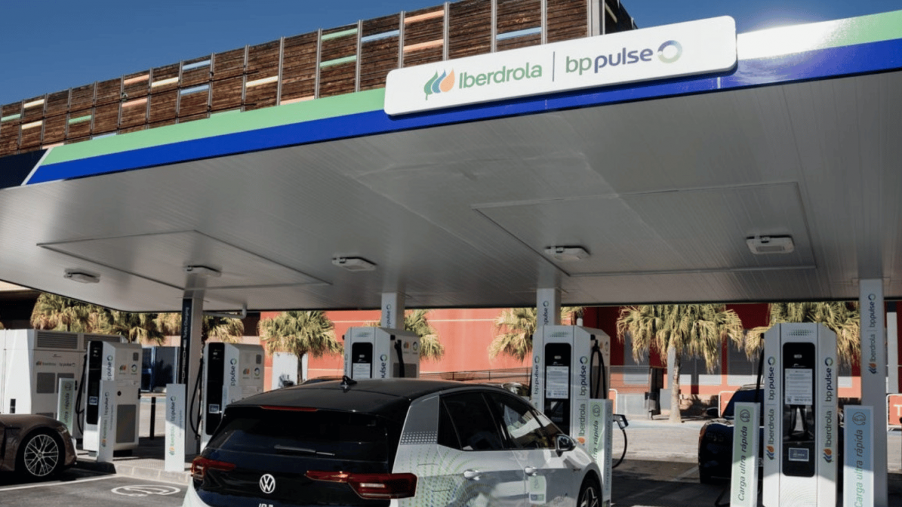 Hub de recarga ultrarrápida Iberdrola bp pulse en CC Thader - Murcia Hub de recarga ultrarrápida Iberdrola bp pulse en CC Thader - Murcia