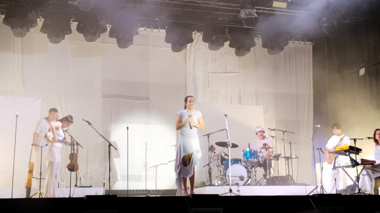 Valeria Castro enamora a Murcia con su emoción y sensibilidad en Las Noches del Malecón