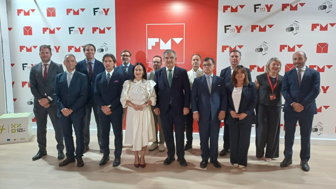 El consejero de Medio Ambiente, Universidades, Investigaci&oacute;n y Mar Menor, Juan Mar&iacute;a V&aacute;zquez, junto a la alcaldesa de Yecla, Remedios Lajara, galardonados y propietarios de las empresas que exponen en la 64&ordf; Feria del Mueble de Y