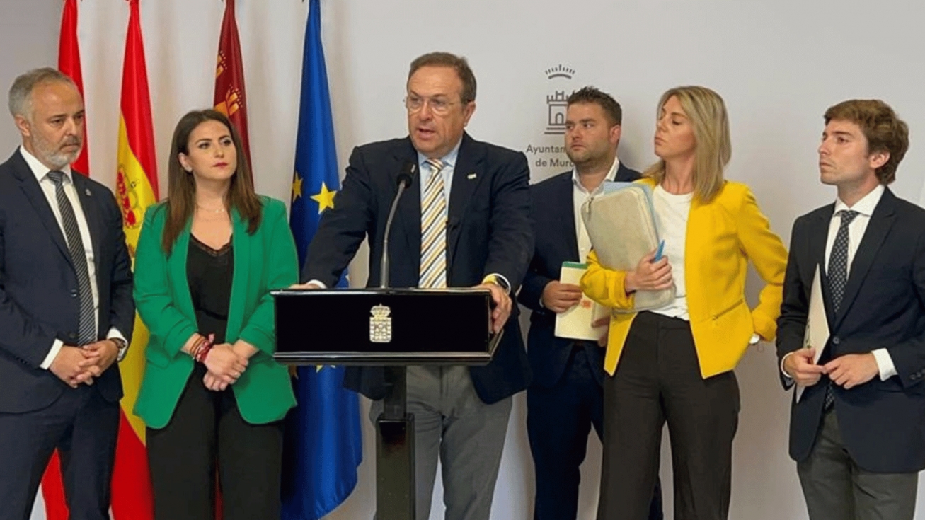 El portavoz de VOX en el Ayuntamiento de Murcia, Luis Gestoso, acompa&ntilde;ado de concejales de su grupo, en una rueda de prensa - VOX MURCIA - Archivo