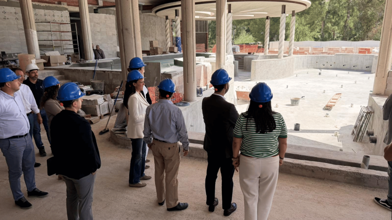 La alcaldesa del municipio y la consejera de Turismo visitan las instalaciones para conocer la nueva piscina - Ayto. de Archena