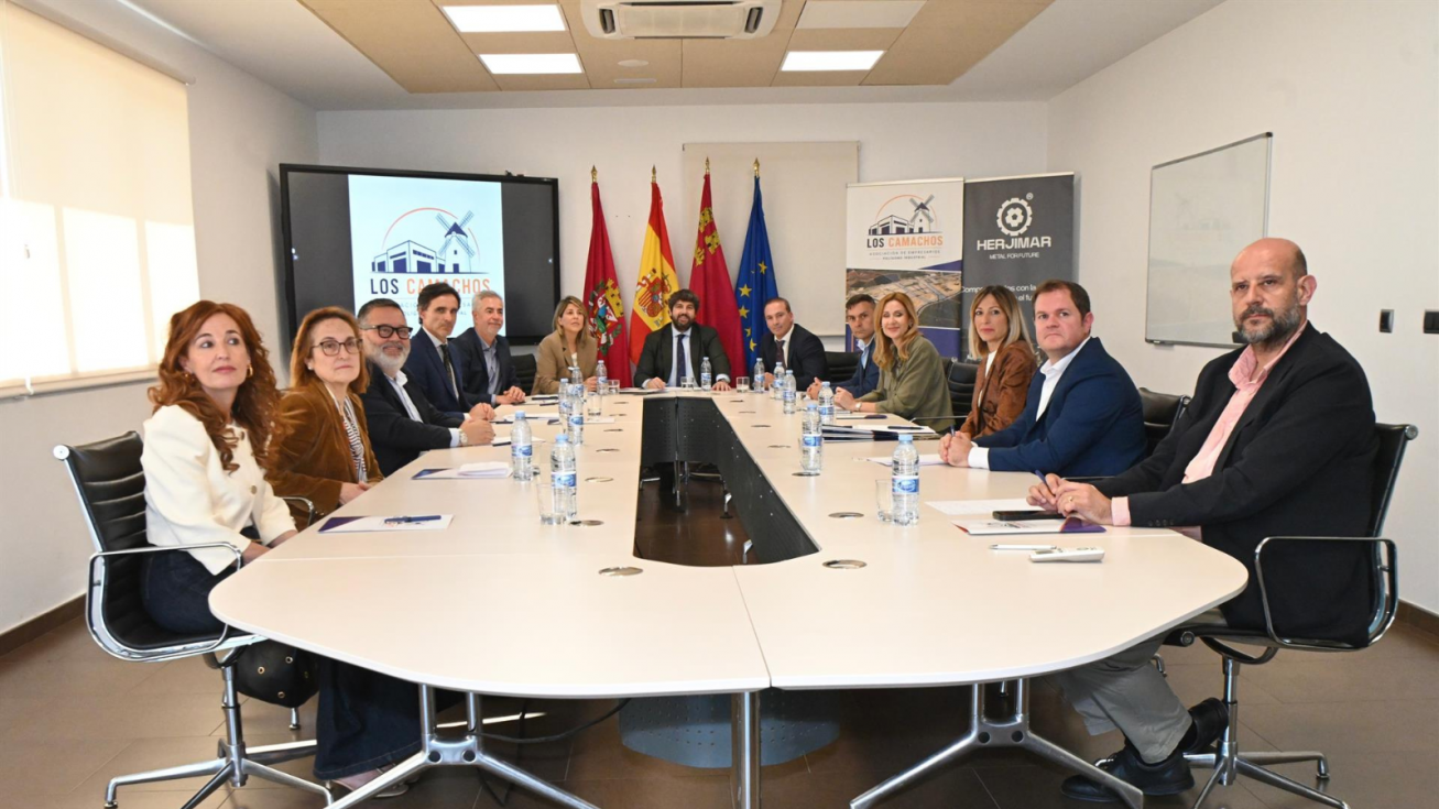 L&oacute;pez Miras durante su reuni&oacute;n con la Asociaci&oacute;n de Empresarios del Pol&iacute;gono Industrial Los Camachos de Cartagena.