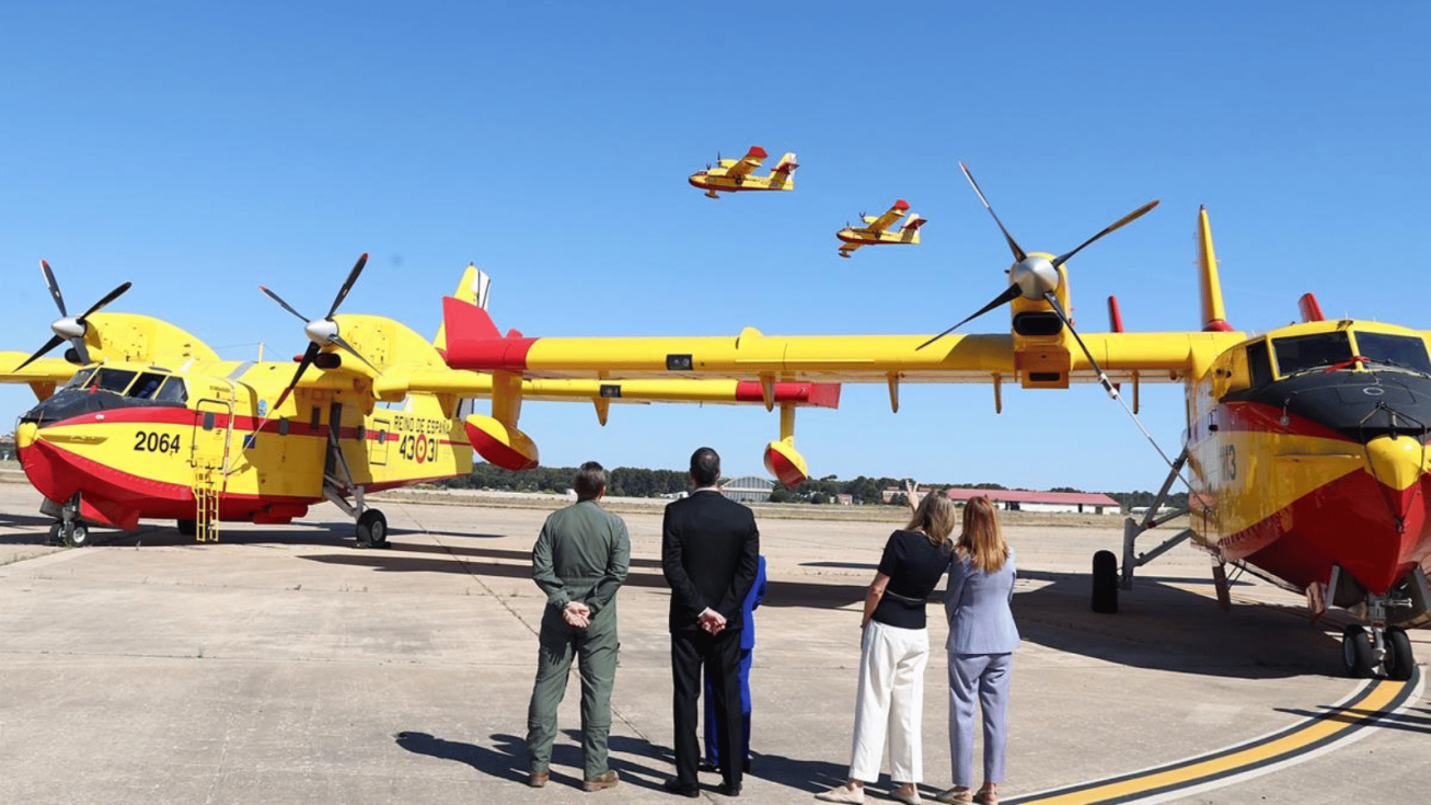 Una patrulla de aviones de extinci&oacute;n de incendios sobrevuela la zona durante la visita del presidente - Pool Moncloa/Fernando Calvo