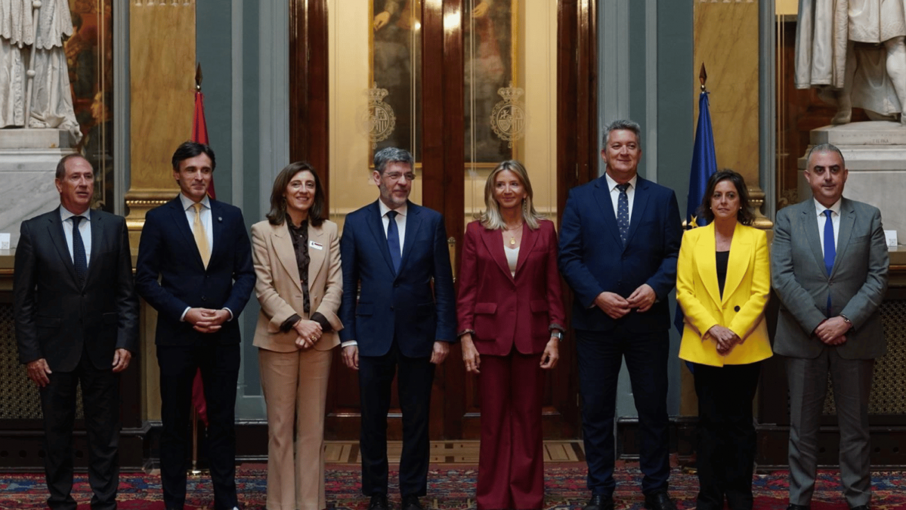 La portavoz del PP en el Senado, Alicia Garc&iacute;a, junto con el vicesecretario de Econom&iacute;a del PP, Alberto Nadal, y consejeros de varias CCAA - PP