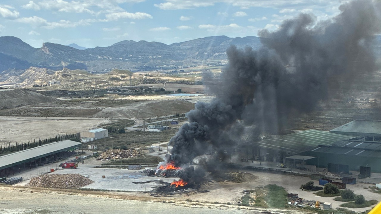 El incendio visto desde el aire en Lorca.