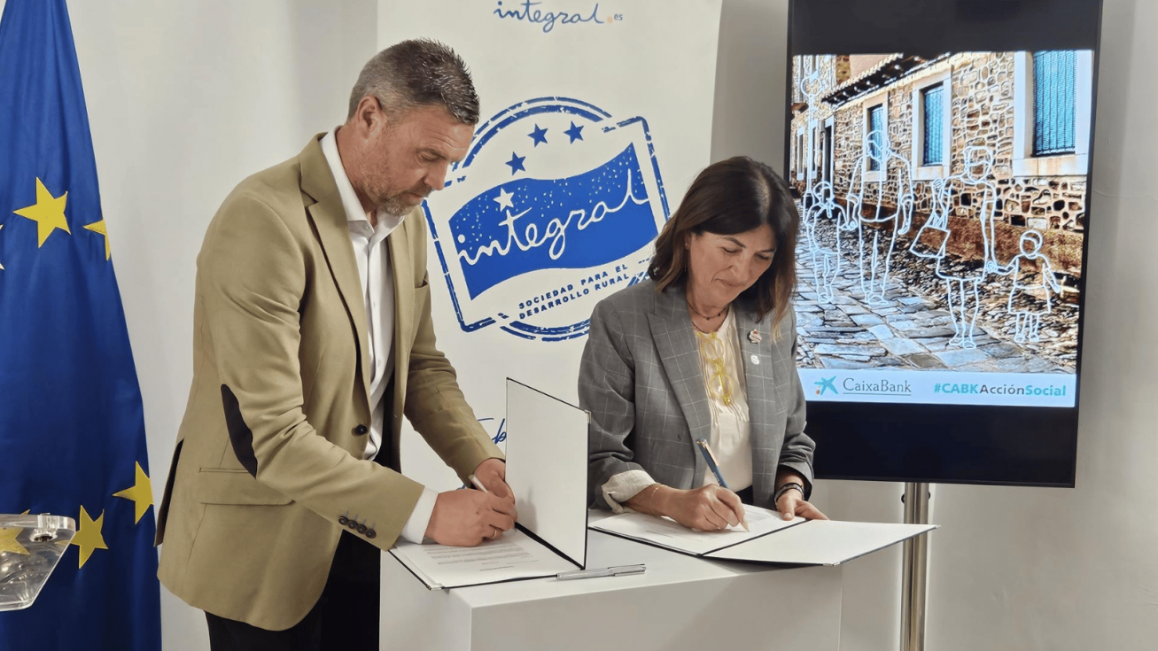 El alcalde de Caravaca de la Cruz y presidente de la Sociedad para el Desarrollo Rural Integral, Jos&eacute; Francisco Garc&iacute;a, y la directora de CaixaBank en la Regi&oacute;n de Murcia, Mar&iacute;a Dolores Petit