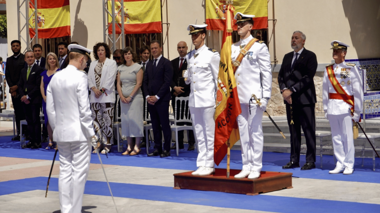 La Armada, de la mano del Ayuntamiento de Santomera, ha celebrado la Jura de Bandera de 110 ciudadanos en la plaza Borreguero Art&eacute;s - AYUNTAMIENTO DE SANTOMERA
