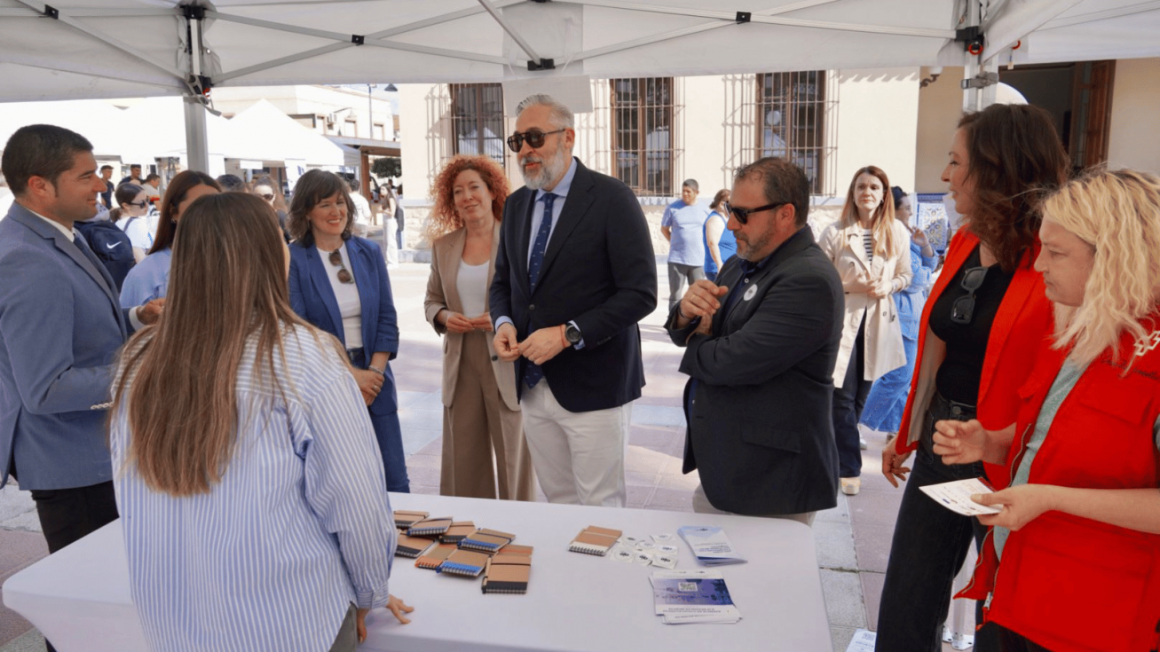 V&iacute;ctor Mart&iacute;nez, alcalde de Santomera, durante la celebraci&oacute;n de la I Feria de Empleo Joven del municipio