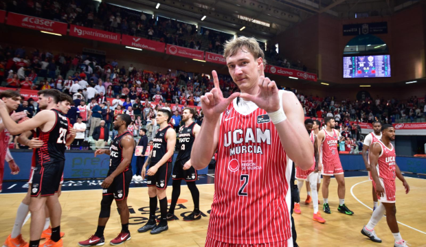 Raieste, dorsal 2 del UCAM Murcia, marcando las 22 victorias del equipo