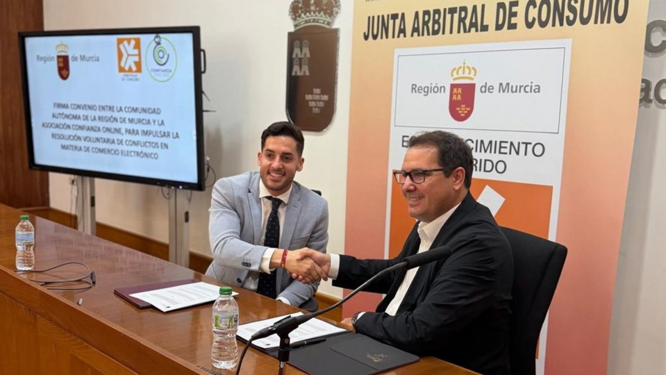 El director general de Consumo, Alberto S&aacute;nchez y presidente de Confianza Online, C&eacute;sar Tello, durante la firma del convenio sobre resoluci&oacute;n voluntaria de conflictos.