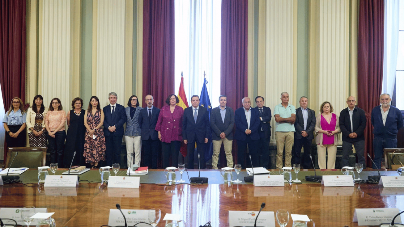 El ministro de Agricultura, Pesca y Alimentaci&oacute;n, Luis Planas; Miguel Padilla Campoy (COAG-IR); Pedro Barato Triguero (ASAJA); Luis Cort&eacute;s Isidro (UdU) - Europa Press