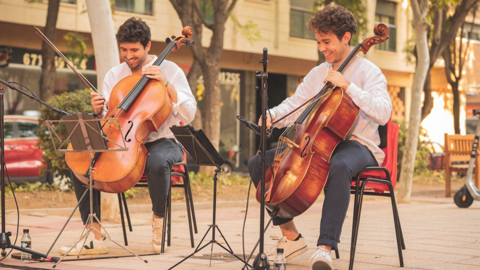 Los violonchelistas Miguel Torres y Miguel Bar&oacute;, integrantes del D&uacute;o Millos.