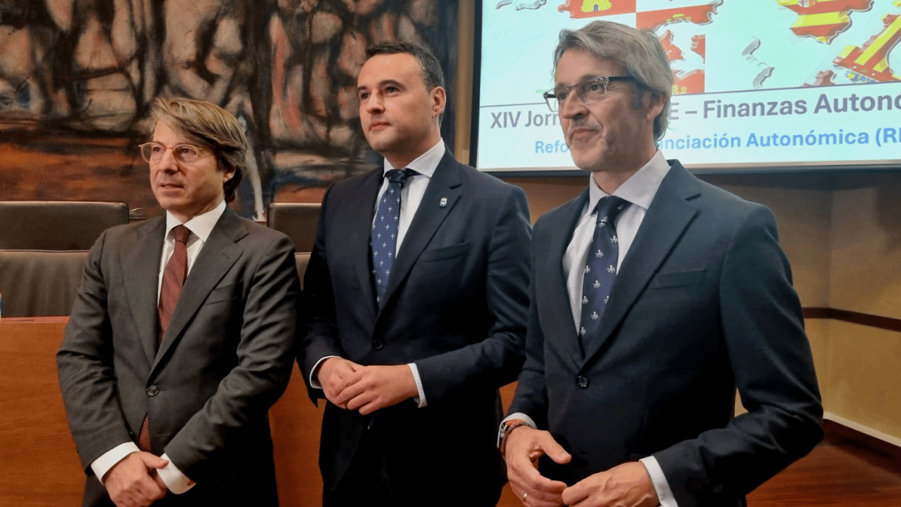 El consejero de Econom&iacute;a, Hacienda, Fondos Europeos y Transformaci&oacute;n Digital, Luis Alberto Mar&iacute;n, acompa&ntilde;ado de los responsables de Hacienda de Asturias, Guillermo Pel&aacute;ez, y de Galicia, Miguel Corgos - CARM