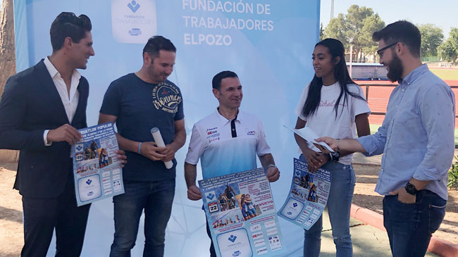 Jos&eacute; Mar&iacute;a Florido, presidente de la Fundaci&oacute;n de Trabajadores de ElPozo, los organizadores del Triatl&oacute;n y los representantes municipales