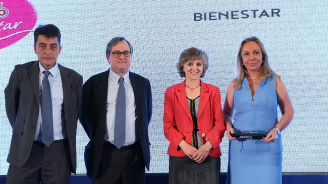 La directora de Relaciones Institucionales de ElPozo, Mar Fuertes, recoge el Premio &lsquo;A tu salud&rsquo; de manos de la ministra de Sanidad en funciones, Mar&iacute;a Luisa Carcedo