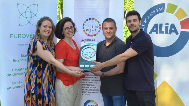 Raquel Galarza Ruiz, directora ejecutiva en EuroV&eacute;rtice Consultores (izda) y Juan Carlos Segura Ruiz, director de I+D+i en la SAT Alia, en el centro, junto a participantes de la consultor&iacute;a en CIRC4Life