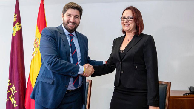 L&oacute;pez Miras e Isabel Franco tras la firma del acuerdo