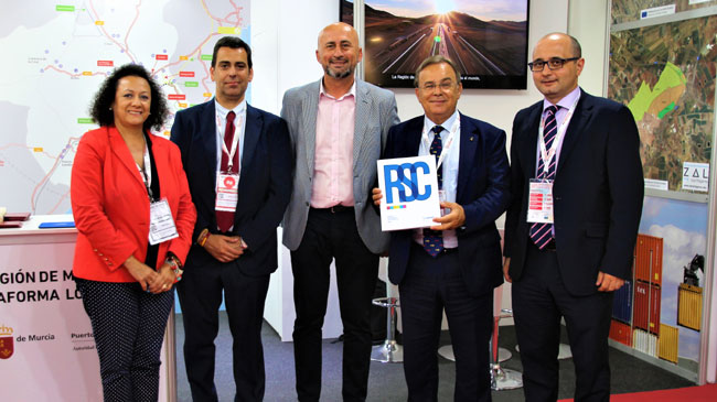 Juan Jes&uacute;s S&aacute;nchez, en el centro, junto al equipo de la consejer&iacute;a de Fomento y el director del Info