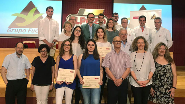 Los alumnos seleccionados para hacer pr&aacute;cticas y sus TFC/TFM con su acreditaci&oacute;n, junto a sus tutores y representantes de la UMU y de Grupo Fuertes