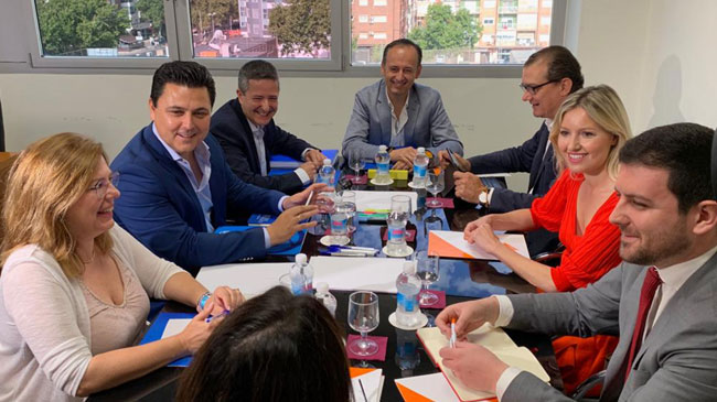 Los miembros de las comisiones negociadoras, reunidos en la Asamblea Regional