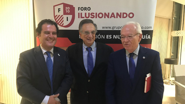 Tom&aacute;s Fuertes, en el centro, flanqueado por Francisco Provencio (izqda, presidente del Foro Ilusionando) y Tom&aacute;s Zamora (dcha)