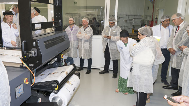 Clientes de Flexomed comprueban el funcionamiento de la nueva impresora