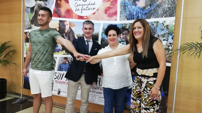 El consejero Del Amor con j&oacute;venes agricultores