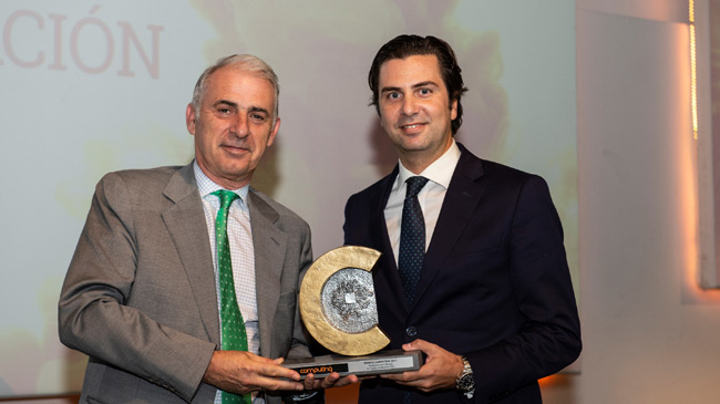 Pablo Lorente, director financiero de Grupo Fuertes recibe el premio de manos de Javier Garc&iacute;a-Garz&oacute;n, dtor. De Canal de HP