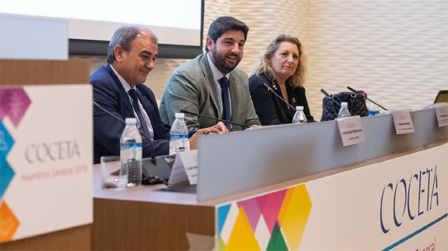 Juan Antonio Pedre&ntilde;o, a la izquierda, junto al presidente L&oacute;pez Miras