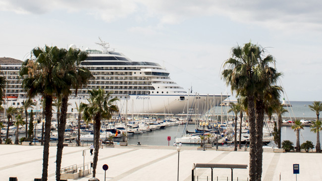 Crucero Riviera atracado en el puerto de Cartagena